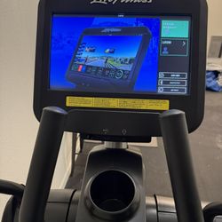 Life Fitness Club+ Elliptical w/ SE3 HD Console