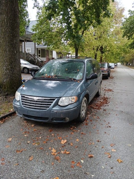 2005 Chrysler Town & Country