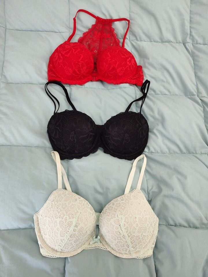 3 Victoria Secret Pushup Bras 34 C  & Accessories