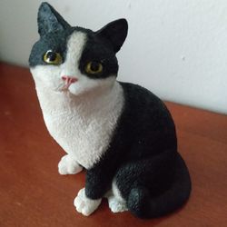 REALISTIC BLACK AND WHITE TUXEDO CAT RESIN STATUE WITH LIFELIKE GOLD GLASS EYES 