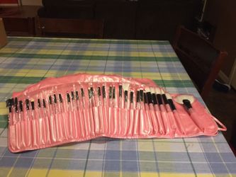 Brochas para maquillaje de 32 cada paquete $20.00