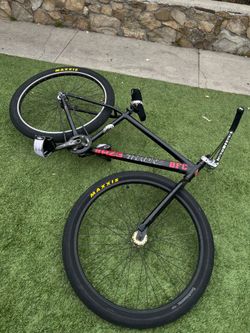 SELLING RIM ONLY(READ DESCRIPTION)