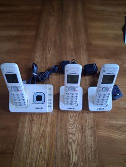 Vtech Telephone With Answering Machine And Three Handsets