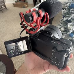 ZV-E10 w/16-50MM Sony E 11M F1.8 Attached with Rode Microphone and SmallRig 128 GB SSD for 4k