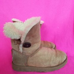 UGG WOMEN'S BOOTS SIZE 7 ( see ALL pics please)