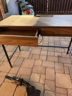 Workstation / Desk With Power