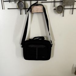 New Targus Notebook Carry Case 12.1 Sleeve Whit Strap