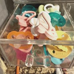 30+ Brand New Baby Pacifiers / Binkis - 0-12 Months