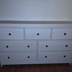 Beautiful Brand New  7 Drawer  Dresser