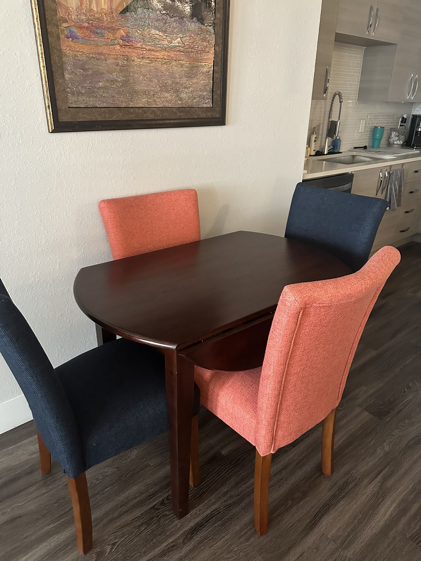 Dinette Table and 4 chair set. Side leaves go up and down