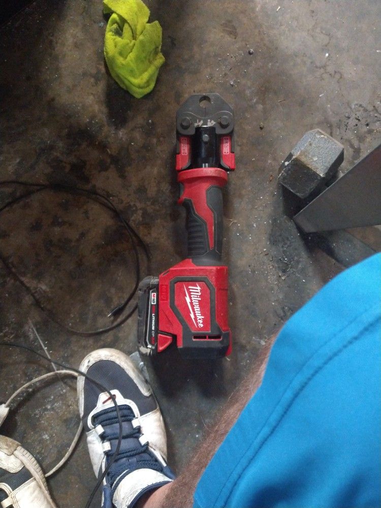 Milwaukee Short Press Plumbing Tool
