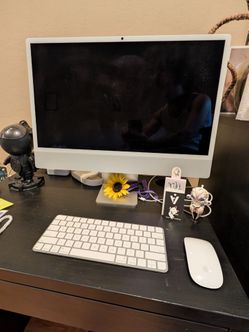 Apple iMac Desktop Computer with Keyboard and Mouse
