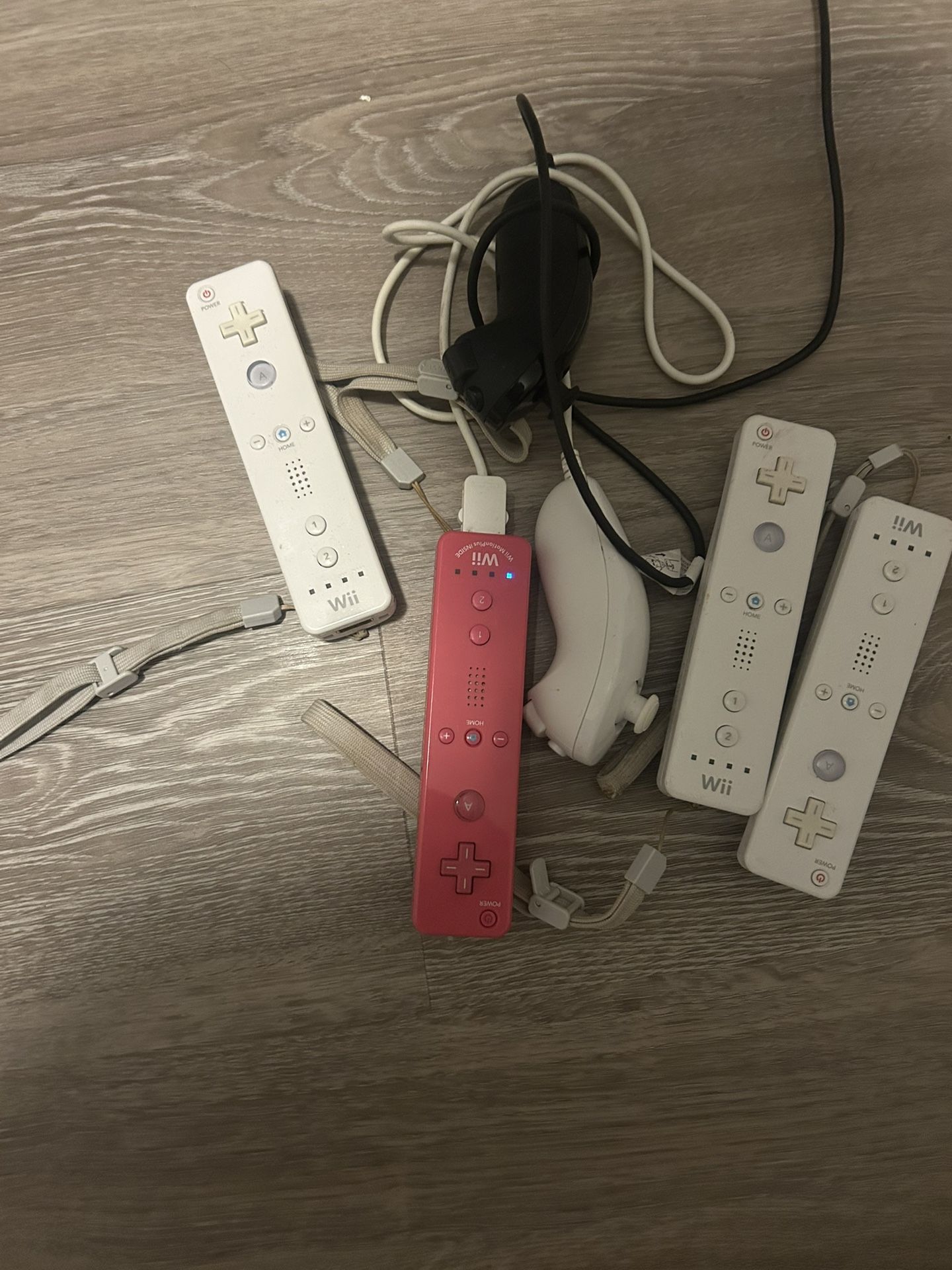 Nintendo Wii Bundle – Console, Accessories & Games