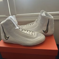 Brand New Nike Inflicts 4 white Metallic Gold Size 10.5