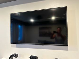55” Vizio Smart TV – Works Perfectly, Includes Remote Control