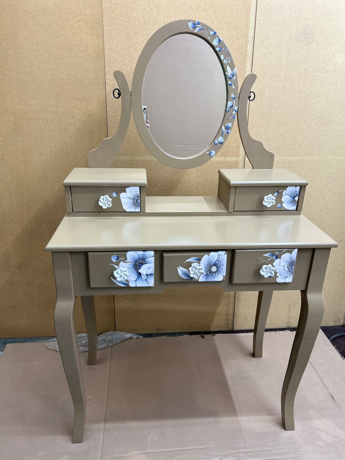 Beautiful Vanity / Make- Up Desk