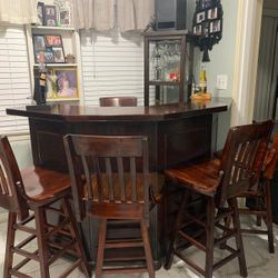 Bar With 5 Bar Stools And Cocktail Shelf 