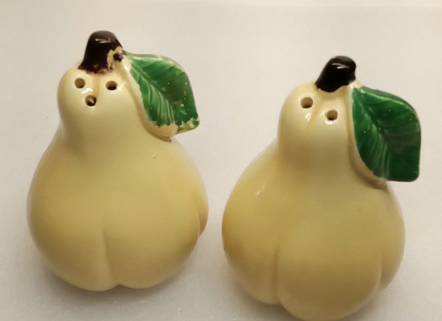 VTG Handpainted Ceramic PEARS Salt And Pepper Shaker Kitsch Kitchen Decor-Japan