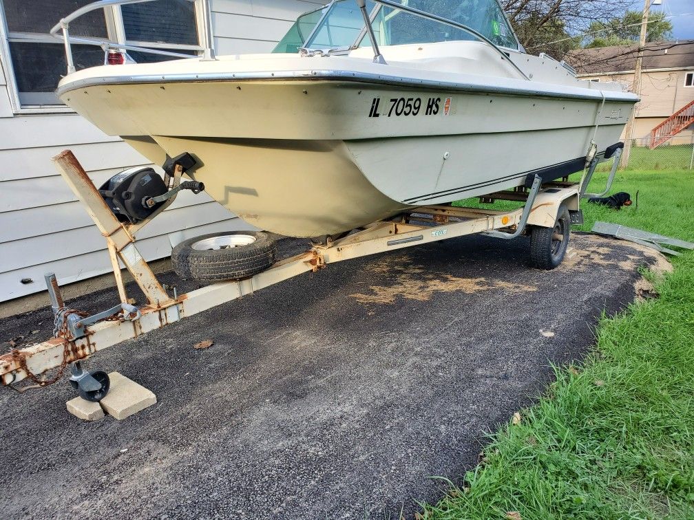 1969 18ft. Sportcraft Runabout Tri-hull Fishing Boats.