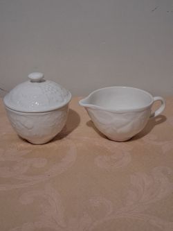 Creamer and sugar with lid