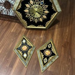 Wall Clock With Panels And Cameo Vintage for pick up