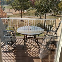 4 Swivel Rocking Chairs & Round Table $400