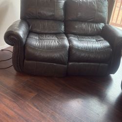 Two Leather Couches In Good Condition
