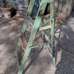 Wooden Ladder 4'