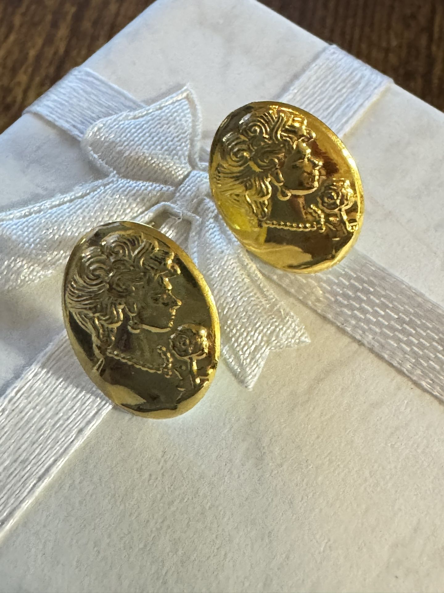 18k real saudi gold  Light Weight QUEEN ELIZABETH  Earring