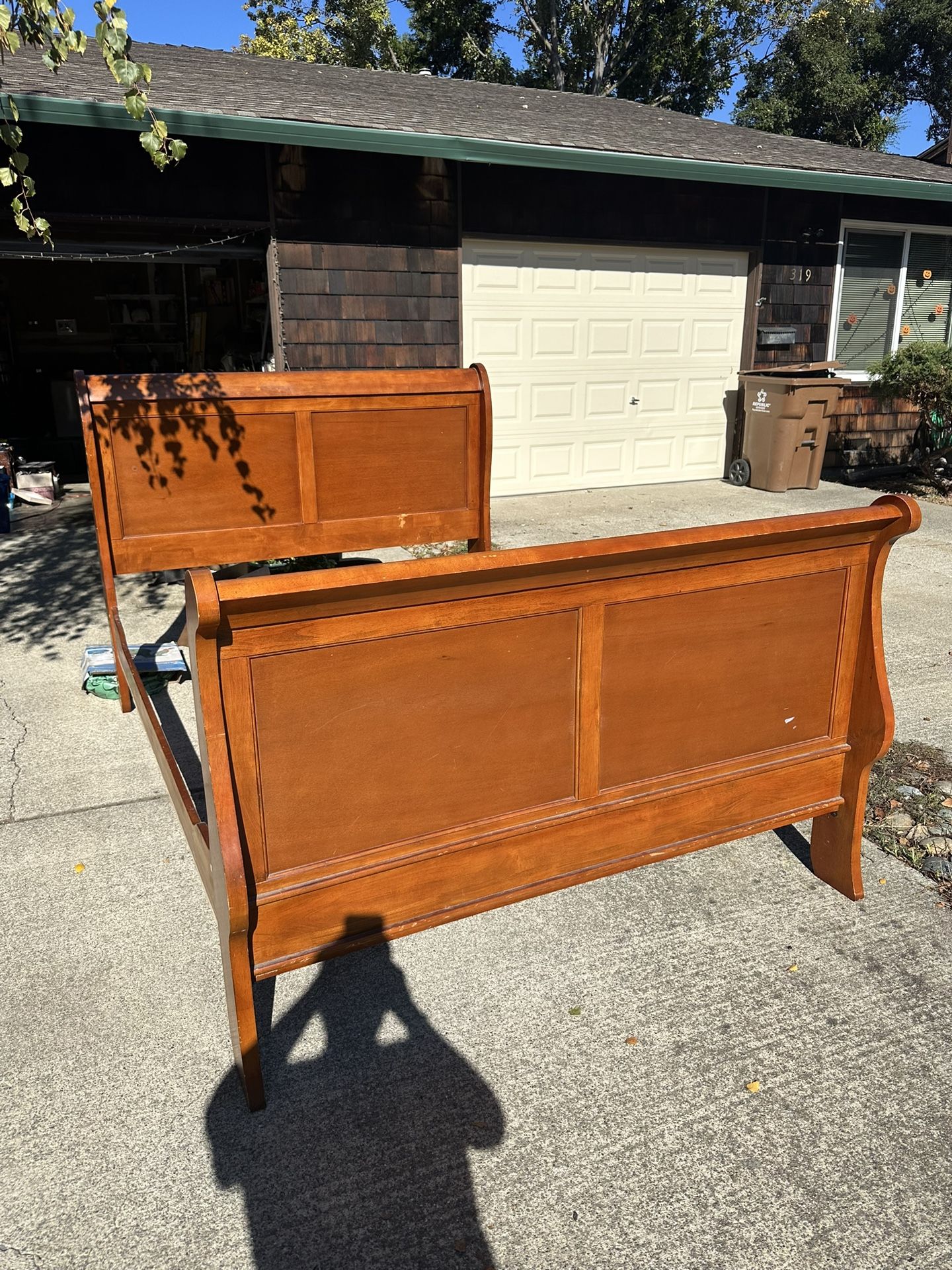 Queen Size Sleigh Bed