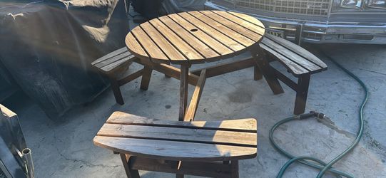 Wooden round pick-neck table