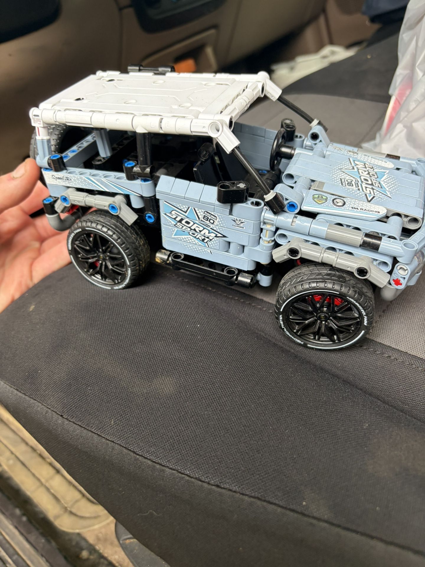 RC CAR - DONT KNOW IF IT WORKS - NEEDS BATTERIES $10