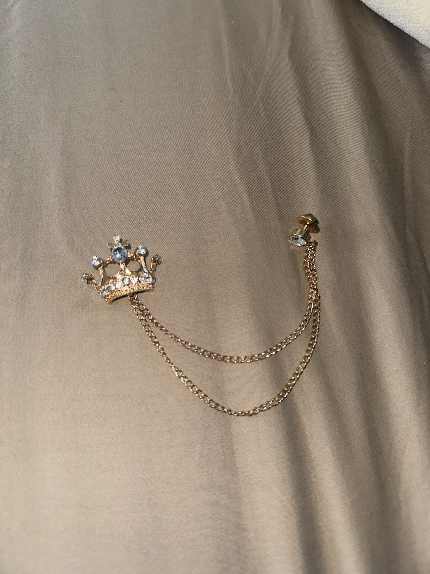 Men’s brand new crown brooch with chain lapel pin for suit and jacket