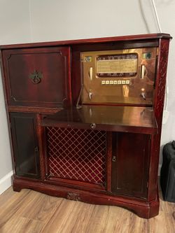 Vintage 1940s  Console Radio- Working