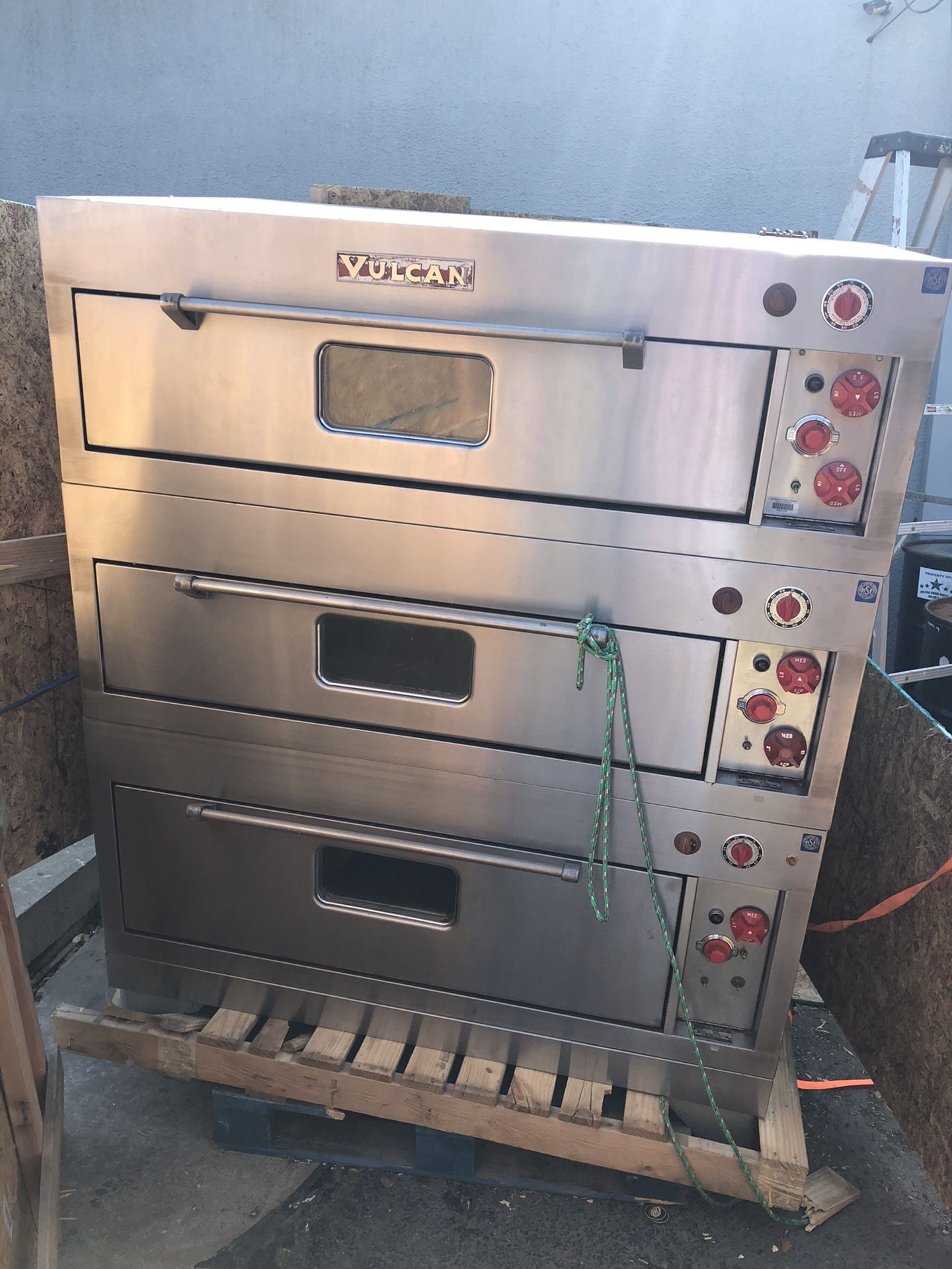 Vulcan 460 3 tier Pizza oven. Electric