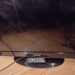Samsung 32-inchv TV With Remote Comes With HDMI Cables Power Cables I Don't Need It Because I Have Two Other TVs