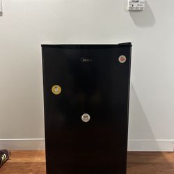 black mini fridge 