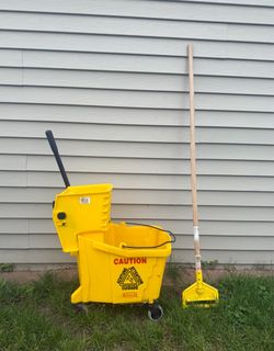 Rubbermaid Mop Bucket & Mop