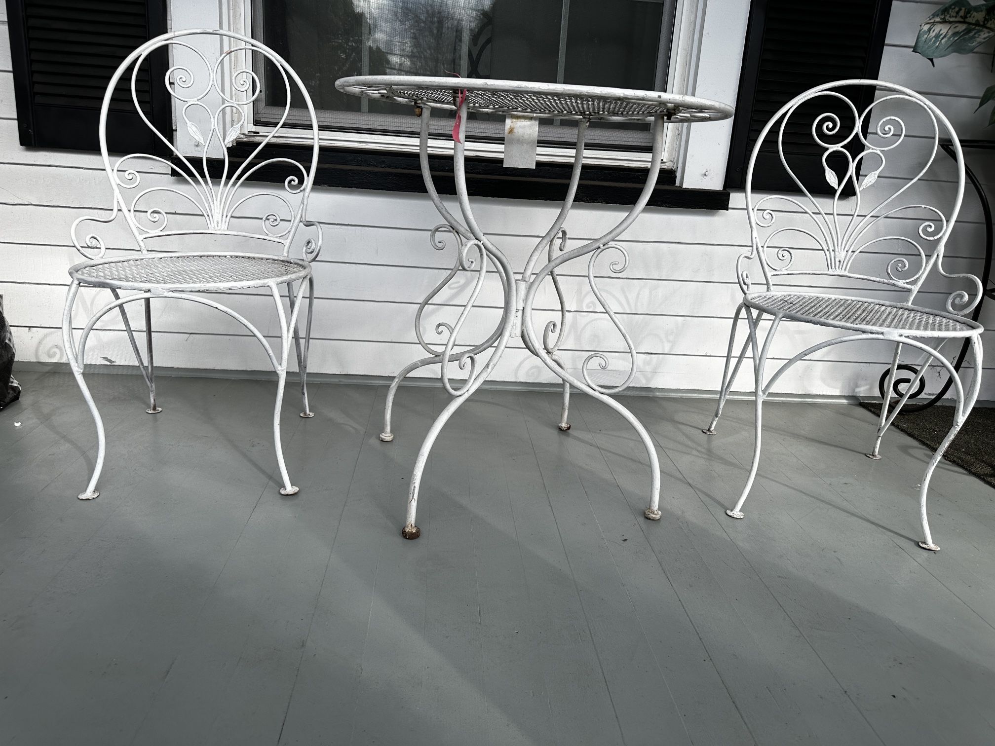 1 Aluminum bistro Table With 2 chairs