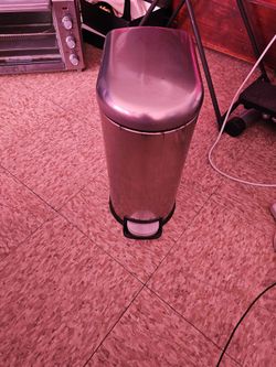 d-shaped design step on trash can