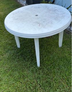 Free white plastic table
