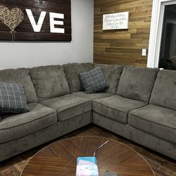 Gray sectional Excellent Condition
