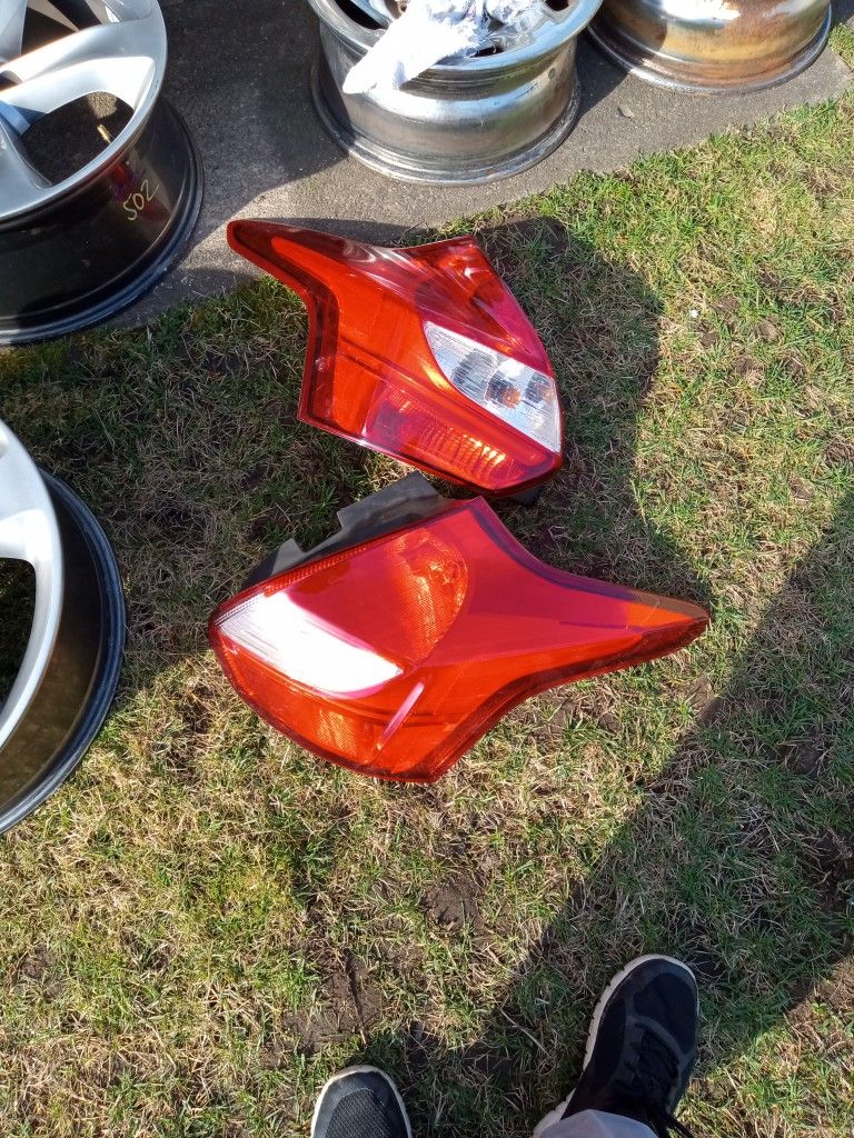 Pair Of Tail Lights $25 From A 2013 Ford Focus ST