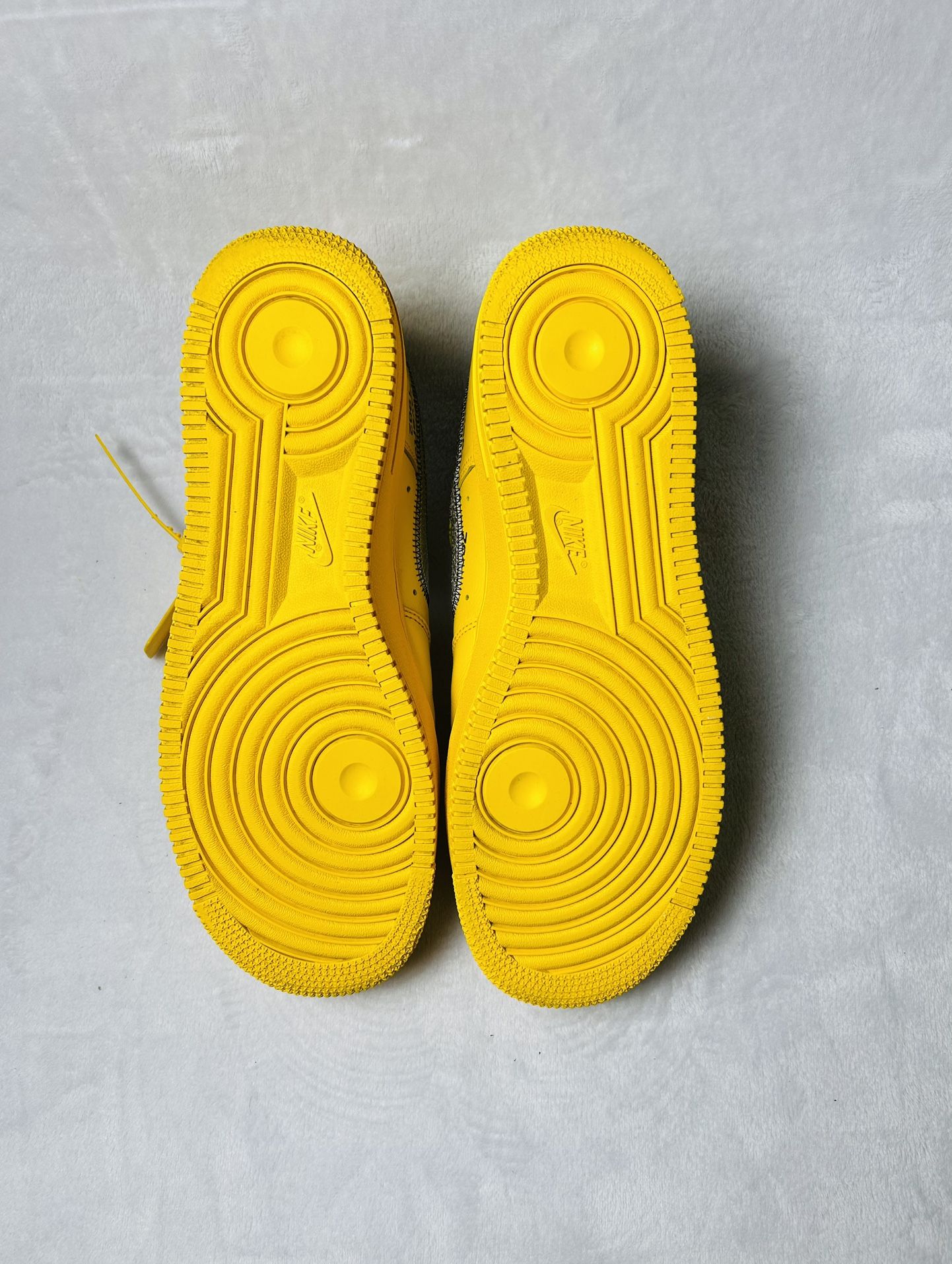 Nike Air Force 1 Off White “UNIVERSITY GOLD”