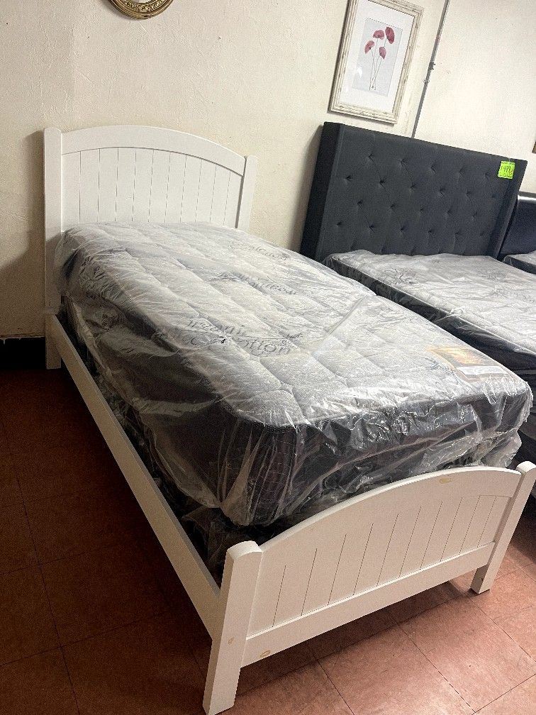 Cama De Madera Con Colchones Nuebos Incluidos