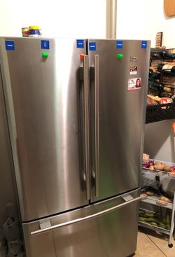 Vendo esta nevera por 350 dólares está en muy buena condición solo tiene un arallado en el frente pero está como nueva