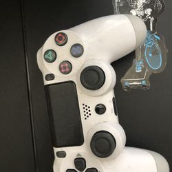 PS4 comes with controller and all wires