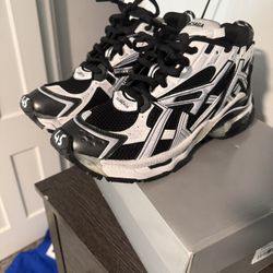 Balenciaga MEN'S RUNNER SNEAKER IN WHITE AND BLACK 