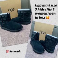 Classic Mini ugg black logo boots Size 3 big kids  New in box $88 (retail price $160 plus tax)🙅🏻‍♀️ firm no lowballers  Pick up only  