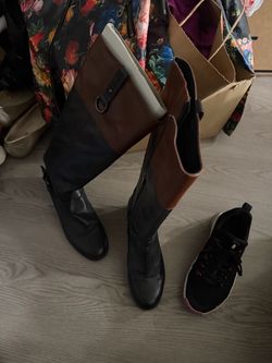 Women boots size 8